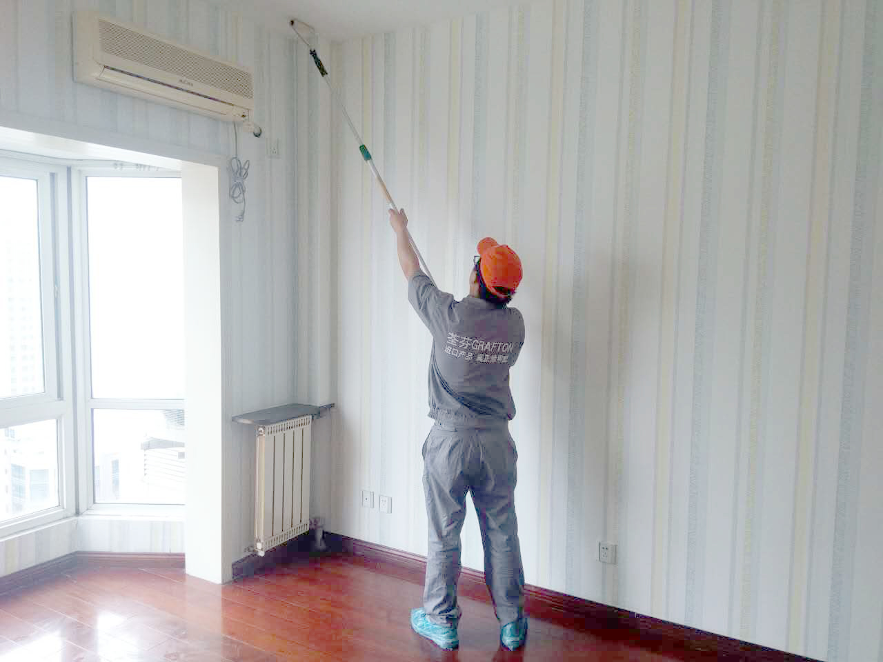 客廳噴涂重點(diǎn)施工中 客廳噴涂重點(diǎn)施工中