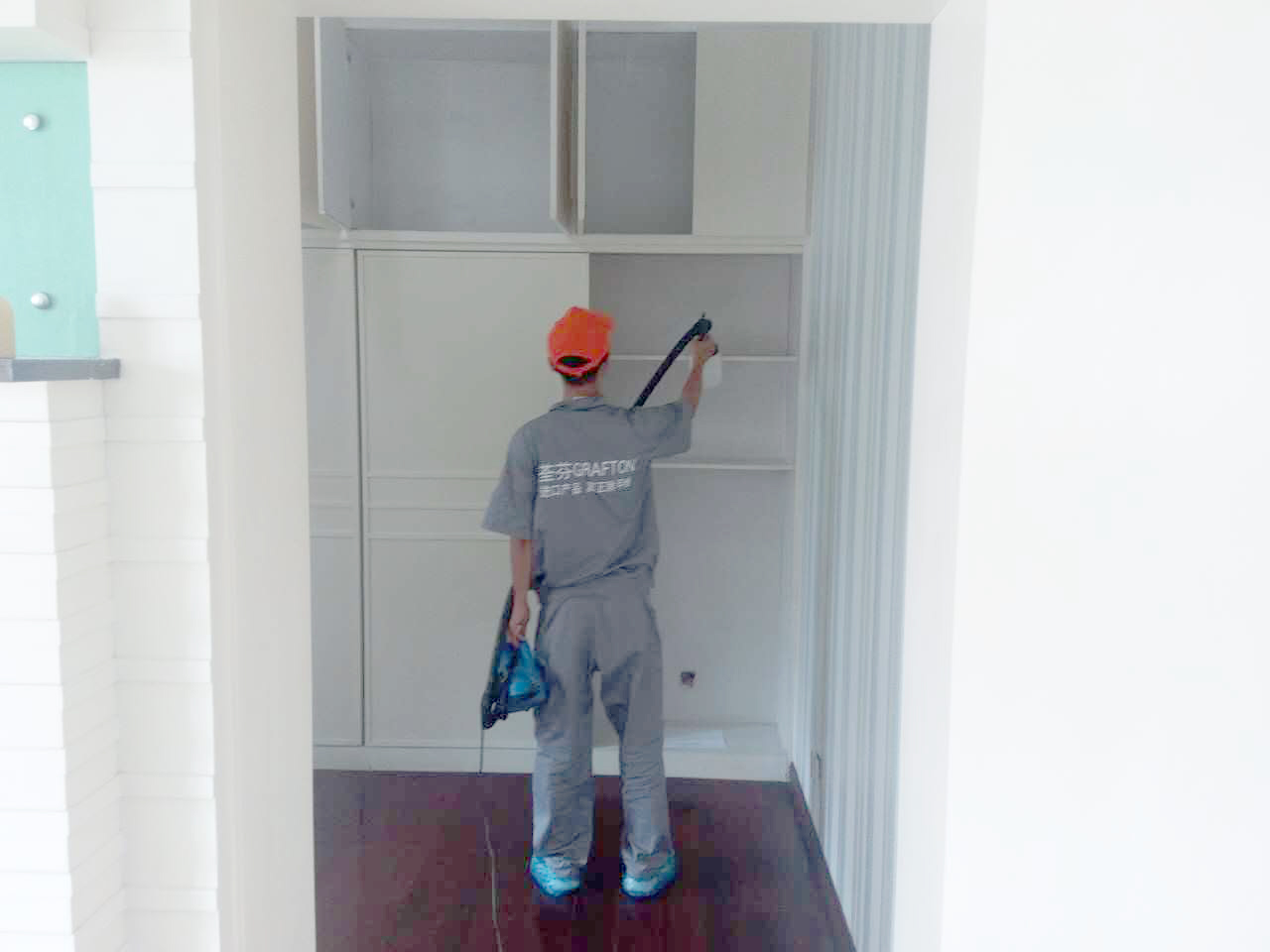 衣柜噴涂重點(diǎn)施工中 衣柜噴涂重點(diǎn)施工中