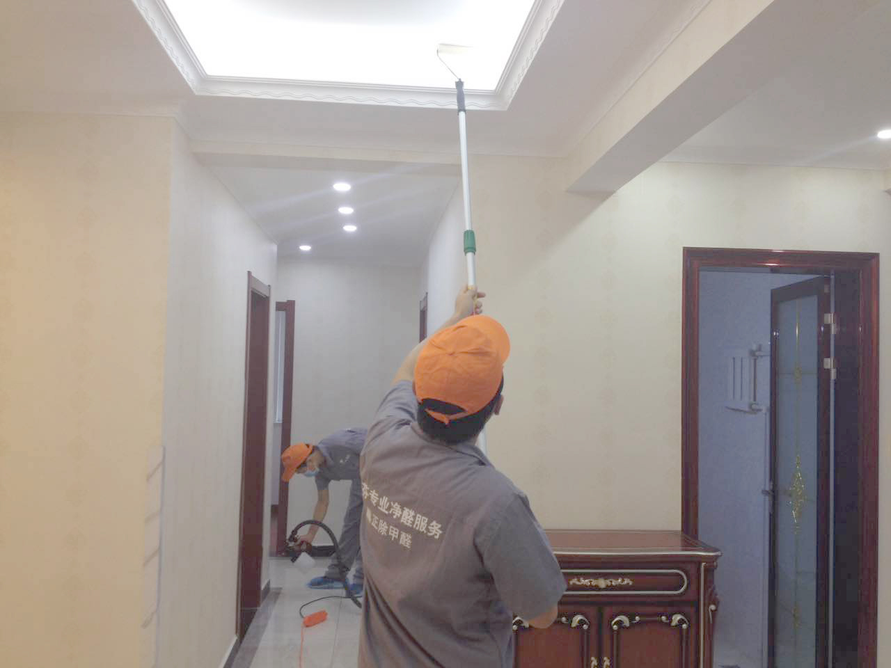 客餐廳過道頂面噴涂施工 客餐廳過道頂面噴涂施工