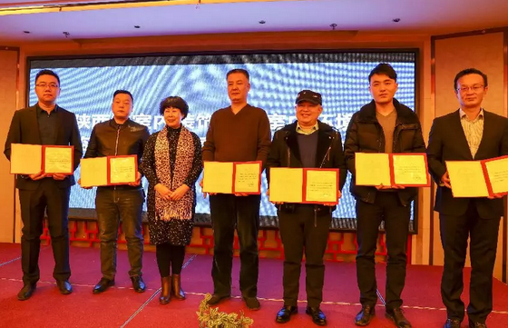 賀會長為凈化委主任、副主任、秘書長頒發(fā)證書