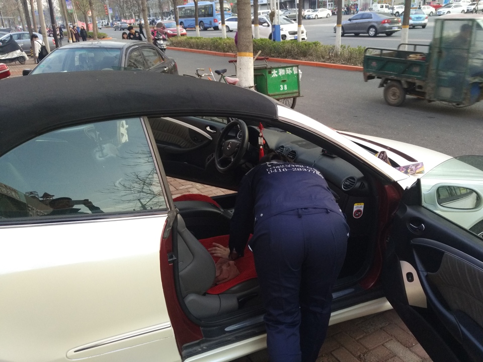 前排座椅腳墊噴涂施工 前排座椅腳墊噴涂施工