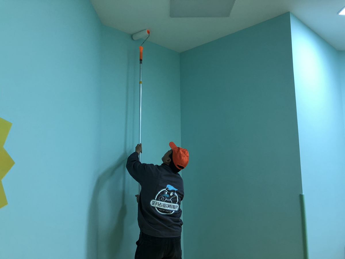 教室墻面頂面滾筒全方位施工治理 教室墻面頂面滾筒全方位施工治理