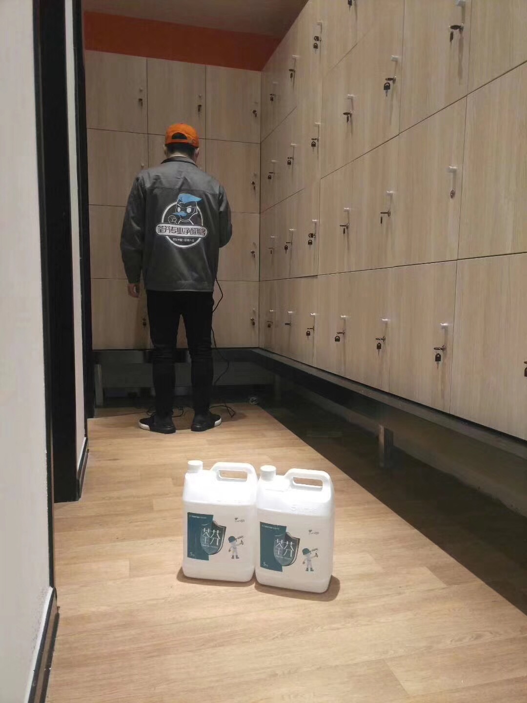 換衣間地面柜子噴涂施工治理 換衣間地面柜子噴涂施工治理