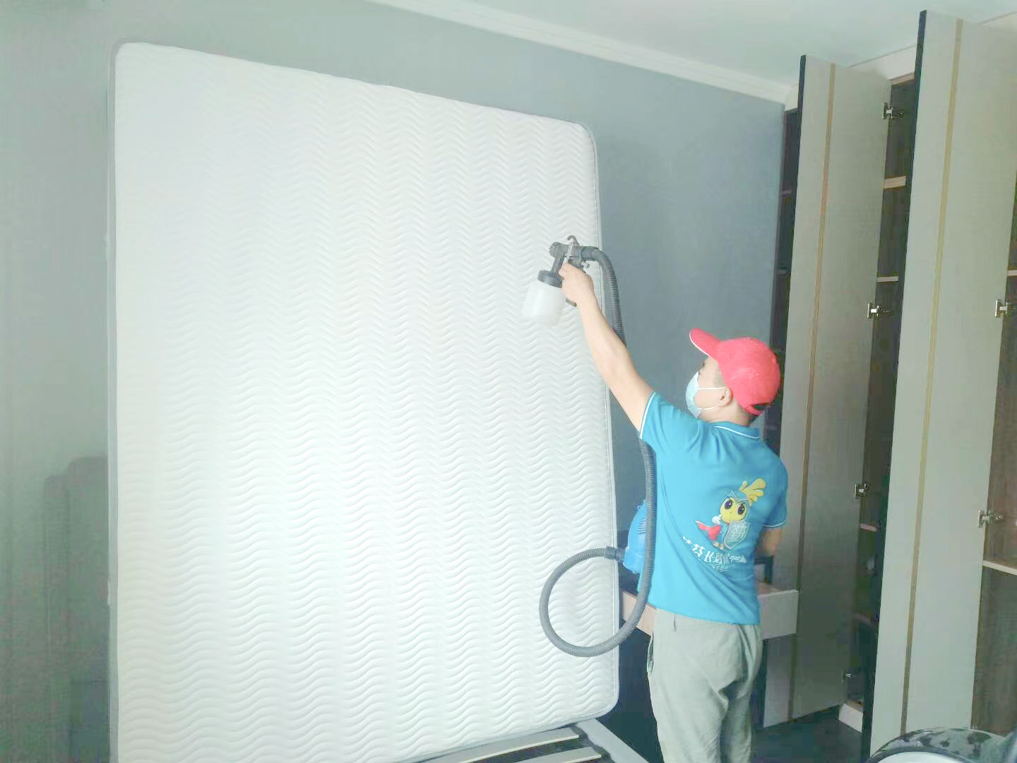 臥室床墊床架?chē)姌屖┕ぶ卫? width=