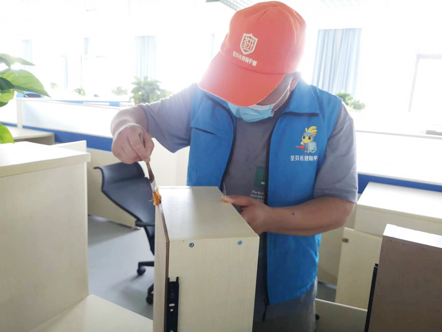 辦公桌柜子抽屜縫隙刷子精細(xì)化施工治理 辦公桌柜子抽屜縫隙刷子精細(xì)化施工治理