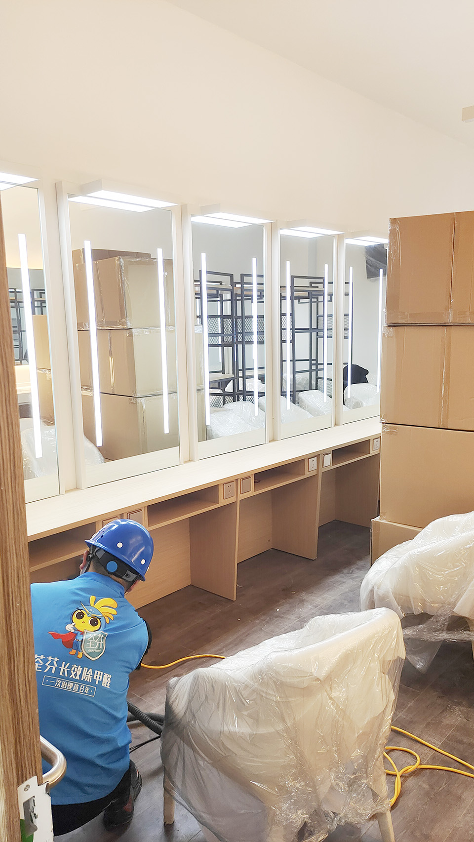 絲路歡樂(lè)世界一層化妝間噴涂施工 絲路歡樂(lè)世界一層化妝間噴涂施工